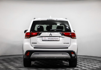 Подержанный автомобиль Mitsubishi Outlander 2019 года (6 фото)