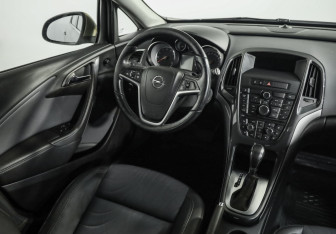 Подержанный автомобиль Opel Astra Hatchback 2013 года (9 фото)