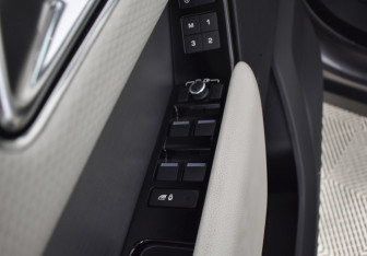 Подержанный автомобиль Land Rover Range Rover Velar 2018 года (19 фото)