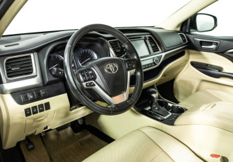 Подержанный автомобиль Toyota Highlander 2014 года (11 фото)