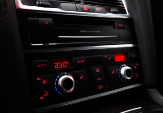 Подержанный автомобиль Audi Q7 2012 года (19 фото)