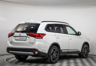 Подержанный автомобиль Mitsubishi Outlander 2018 года (5 фото)