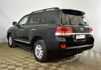 Подержанный автомобиль Toyota Land Cruiser Suv 2015 года (13 фото)