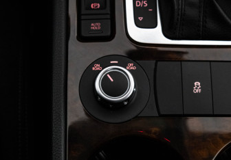 Подержанный автомобиль Volkswagen Touareg 2012 года (17 фото)