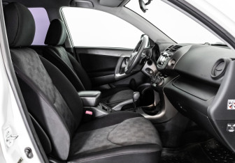 Подержанный автомобиль Toyota RAV4 2010 года (13 фото)