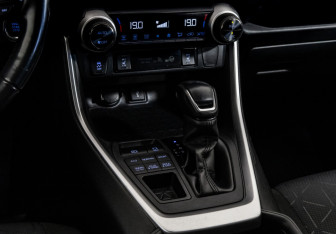 Подержанный автомобиль Toyota RAV4 2020 года (14 фото)