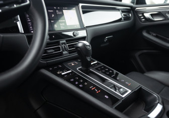 Подержанный автомобиль Porsche Macan 2021 года (38 фото)