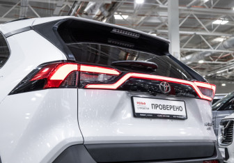 Подержанный автомобиль Toyota RAV4 2022 года (11 фото)