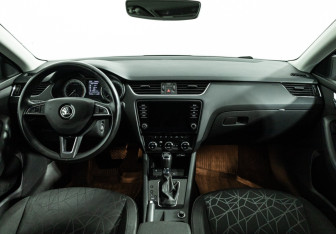 Подержанный автомобиль Skoda Octavia Liftback 2019 года (13 фото)
