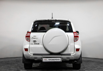 Подержанный автомобиль Toyota RAV4 2011 года (6 фото)