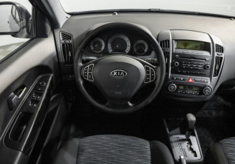 Подержанный автомобиль Kia Ceed Hatchback 2009 года (11 фото)