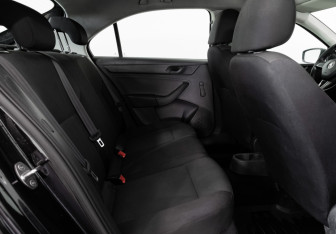 Подержанный автомобиль Skoda Rapid Liftback 2016 года (14 фото)