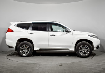 Подержанный автомобиль Mitsubishi Pajero Sport 2017 года (4 фото)