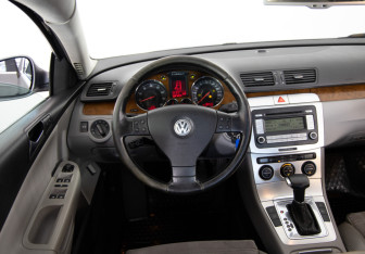 Подержанный автомобиль Volkswagen Passat Sedan 2006 года (10 фото)