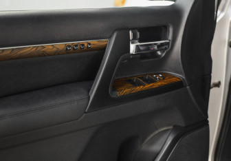 Подержанный автомобиль Toyota Land Cruiser Suv 2014 года (24 фото)