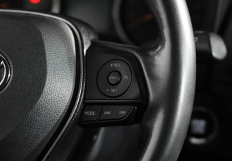Подержанный автомобиль Toyota RAV4 2020 года (12 фото)