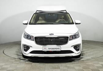 Подержанный автомобиль Kia Carnival 2019 года (2 фото)