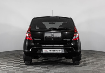 Подержанный автомобиль Renault Sandero 2013 года (6 фото)