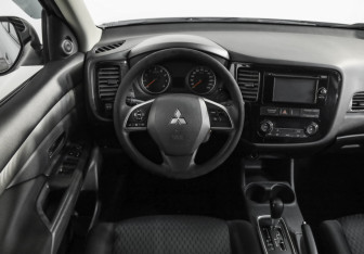 Подержанный автомобиль Mitsubishi Outlander 2013 года (11 фото)