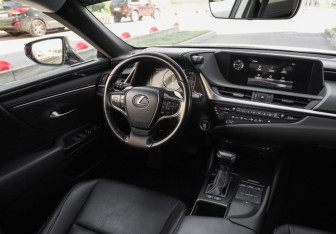 Подержанный автомобиль Lexus ES 2019 года (13 фото)