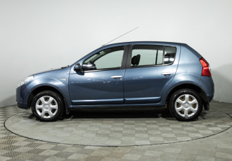 Подержанный автомобиль Renault Sandero 2013 года (8 фото)