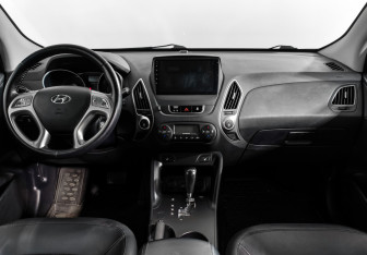 Подержанный автомобиль Hyundai ix35 2012 года (14 фото)