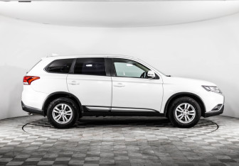 Подержанный автомобиль Mitsubishi Outlander 2018 года (4 фото)