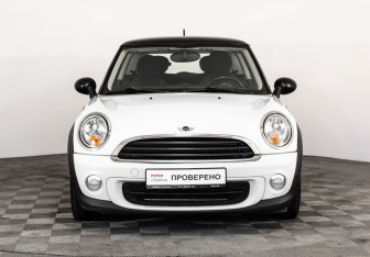 Подержанный автомобиль MINI Hatch 2011 года (2 фото)