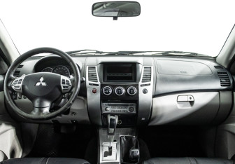 Подержанный автомобиль Mitsubishi Pajero Sport 2013 года (13 фото)