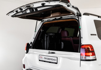 Подержанный автомобиль Toyota Land Cruiser Suv 2011 года (32 фото)