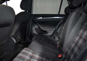 Подержанный автомобиль Volkswagen Golf GTI Hatchback 2015 года (12 фото)