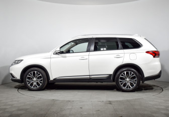 Подержанный автомобиль Mitsubishi Outlander 2017 года (8 фото)