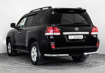 Подержанный автомобиль Toyota Land Cruiser Suv 2010 года (7 фото)