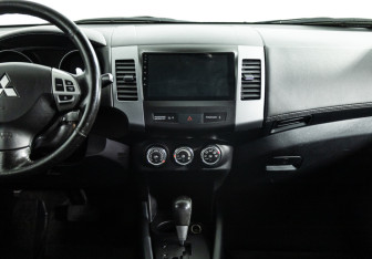 Подержанный автомобиль Mitsubishi Outlander 2011 года (14 фото)