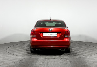 Подержанный автомобиль Volkswagen Polo Sedan 2011 года (6 фото)