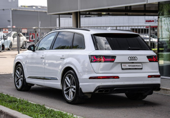 Подержанный автомобиль Audi Q7 2019 года (8 фото)