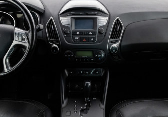 Подержанный автомобиль Hyundai ix35 2015 года (13 фото)