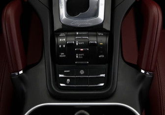 Подержанный автомобиль Porsche Cayenne 2014 года (18 фото)