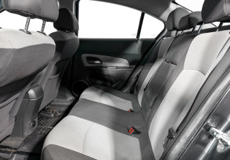 Подержанный автомобиль Chevrolet Cruze Sedan 2010 года (12 фото)