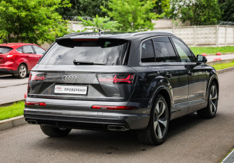 Подержанный автомобиль Audi Q7 2016 года (6 фото)