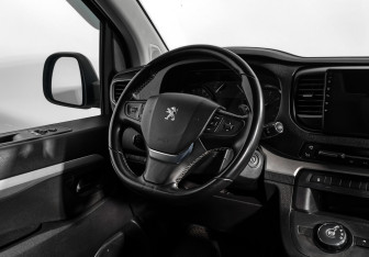 Подержанный автомобиль Peugeot Traveller 2021 года (16 фото)
