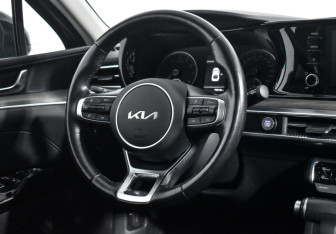 Подержанный автомобиль Kia K5 2021 года (15 фото)
