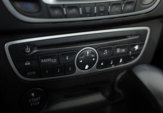Подержанный автомобиль Renault Fluence 2010 года (15 фото)