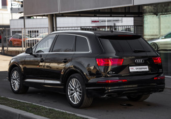 Подержанный автомобиль Audi Q7 2015 года (7 фото)