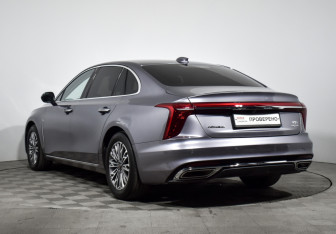 Подержанный автомобиль Hongqi H5 2023 года (7 фото)