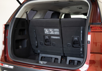 Подержанный автомобиль Kia Carnival 2023 года (27 фото)