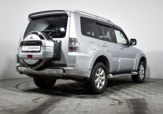 Подержанный автомобиль Mitsubishi Pajero 2011 года (5 фото)