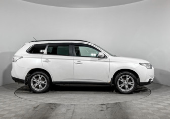 Подержанный автомобиль Mitsubishi Outlander 2013 года (4 фото)