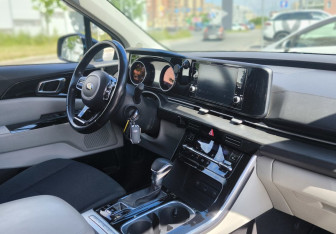 Подержанный автомобиль Kia Carnival 2021 года (12 фото)