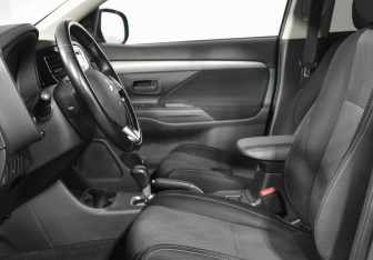 Подержанный автомобиль Mitsubishi Outlander 2016 года (10 фото)